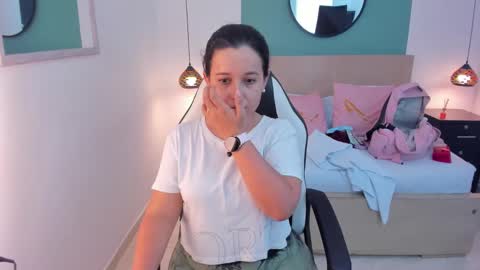 Snapshot of izaro_22 chatting on December 6, 2024, 7:23 pm Iza online show from December 6, 2024, 7:23 pm