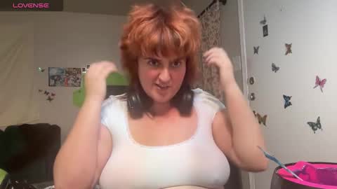 Snapshot of izzyishottttt chatting on October 20, 2025, 8:26 am izzyishottttt online show from October 20, 2025, 8:26 am