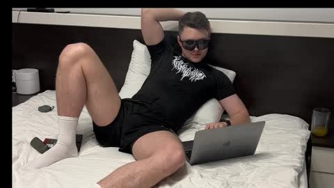 Snapshot of j_lyle_x chatting on November 14, 2025, 8:40 pm j_lyle_x online show from November 14, 2025, 8:40 pm