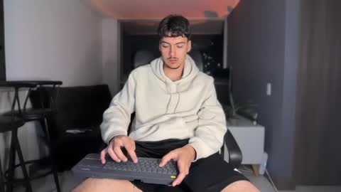 INDEPENDENT MODEL online show from November 29, 2025, 4:48 am