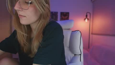 Linda Sofia help me get to 100 thumbs up online show from November 23, 2025, 3:50 am