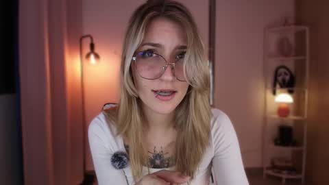 Linda Sofia help me get to 100 thumbs up online show from November 30, 2025, 4:49 am