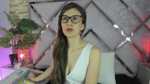 jade white  online show from December 17, 2025, 1:17 pm