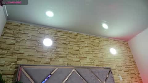 jade white  online show from January 19, 2026, 1:04 pm