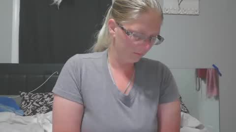 JadeLuv online show from October 2, 2025, 1:01 am