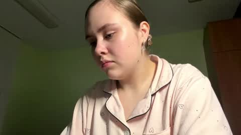 Mila online show from April 10, 2026, 2:22 pm