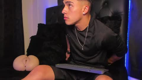 LeonardoInsta LeonardoperezcoPvt open online show from January 14, 2025, 3:53 am