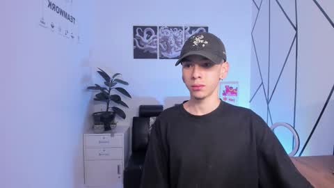 james_adamss_ online show from November 20, 2025, 12:27 pm