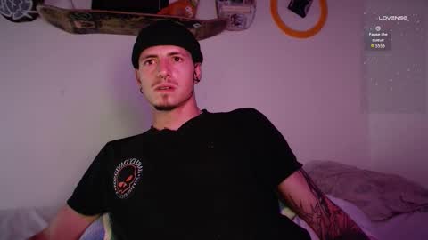 Snapshot of jamesss____ chatting on October 22, 2025, 4:35 am jamesss____ online show from October 22, 2025, 4:35 am