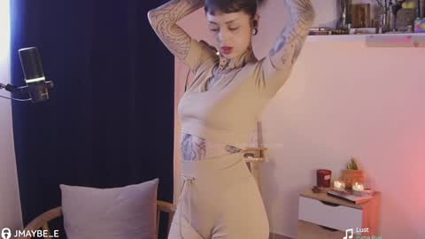 Snapshot of janne_maybe chatting on December 14, 2024, 2:31 pm jmaybe e online show from December 14, 2024, 2:31 pm