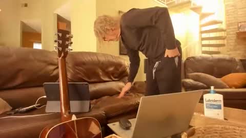 Snapshot of jdineuless chatting on November 9, 2025, 4:27 pm JDinEuless online show from November 9, 2025, 4:27 pm