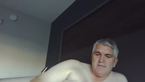 Snapshot of jecko71 chatting on December 19, 2024, 9:06 pm dadbody71 online show from December 19, 2024, 9:06 pm