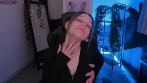 jenniferkiim online show from October 27, 2025, 10:30 am