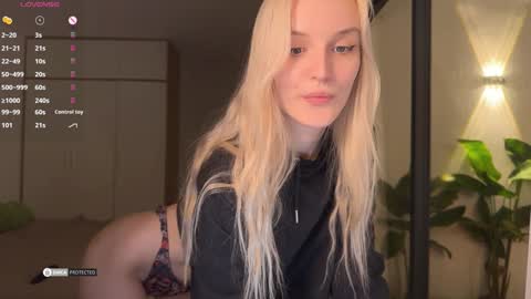 Jen  online show from December 18, 2024, 4:28 pm