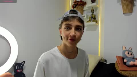 jero independent model online show from November 6, 2025, 2:12 am