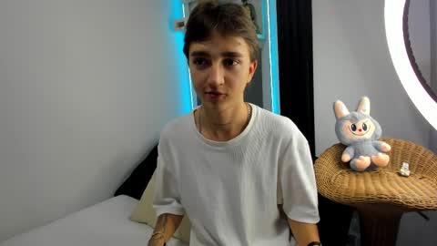 jero independent model online show from November 12, 2025, 7:42 am