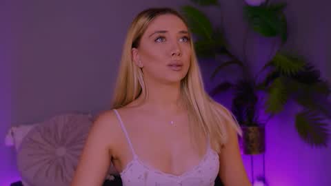 jessiellle online show from November 10, 2025, 11:09 am