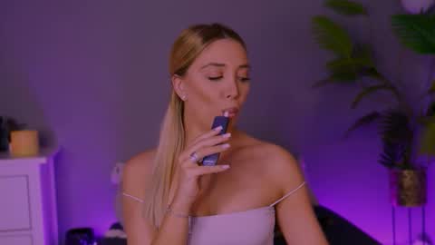 jessiellle online show from November 11, 2025, 1:44 pm