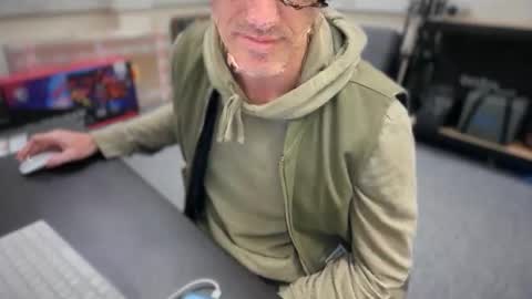 Snapshot of jgol519 chatting on October 20, 2025, 4:51 pm James online show from October 20, 2025, 4:51 pm