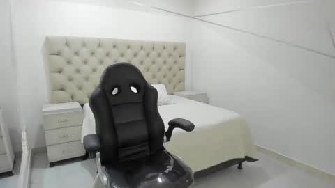 jhoanleandro online show from October 22, 2025, 4:02 am