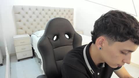 jhoanleandro online show from October 24, 2025, 5:04 am