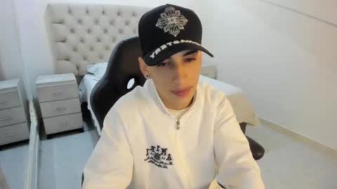 jhoanleandro online show from November 30, 2025, 5:11 am