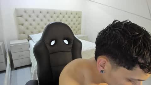 jhoanleandro online show from December 14, 2025, 5:35 am