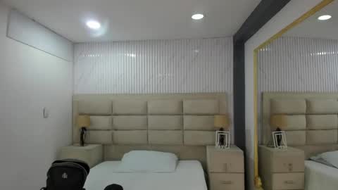 jhoanleandro online show from May 12, 2026, 4:20 am