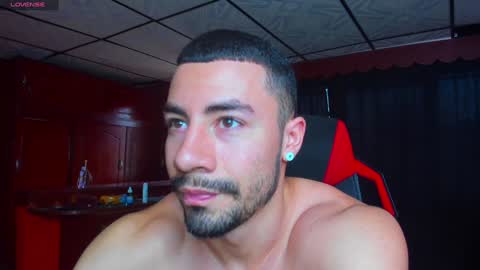 Snapshot of jhojanstrong_ chatting on December 31, 2024, 10:01 pm Jhojan Strong online show from December 31, 2024, 10:01 pm