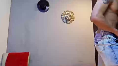 jhonny_thes28 online show from October 15, 2025, 6:41 pm