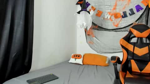 jhosep_hamilton online show from October 17, 2025, 6:43 pm