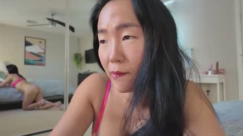 Jiwon online show from December 13, 2025, 10:37 pm