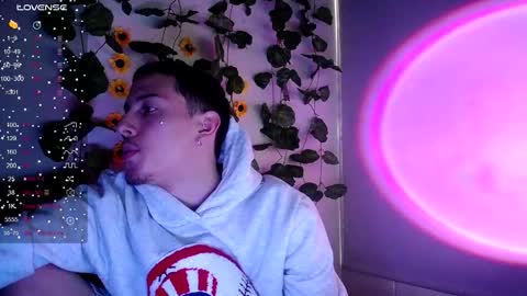 johan_parker222 online show from September 21, 2025, 10:22 pm