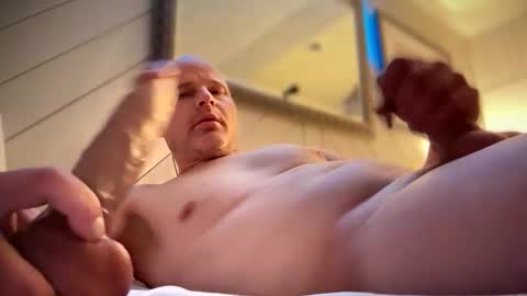 bisexual King  online show from December 19, 2025, 8:43 am