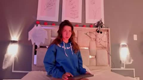 jolie_lov online show from September 30, 2025, 1:49 pm