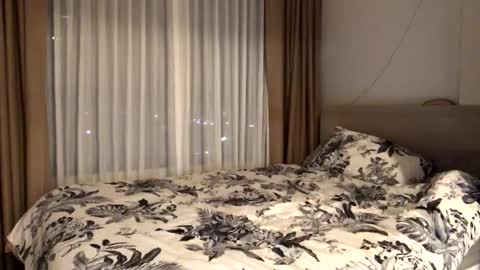 josh_xo online show from November 4, 2025, 12:48 pm