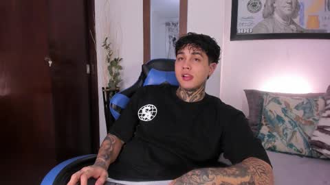 juan_alvarez18 online show from November 11, 2025, 4:23 am