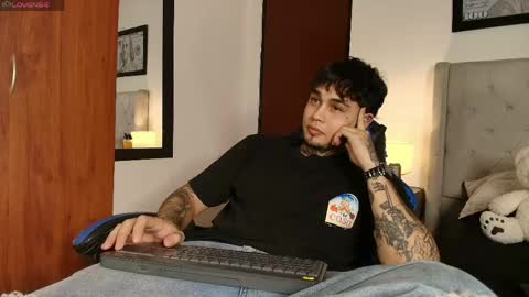 juan_alvarez18 online show from May 25, 2026, 5:13 am