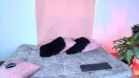 Snapshot of jules_n_gia chatting on October 25, 2025, 6:46 pm Jules and Gia online show from October 25, 2025, 6:46 pm