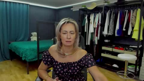 julia__cherry_ online show from November 21, 2025, 11:42 am