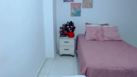 julia online show from December 17, 2025, 7:53 pm