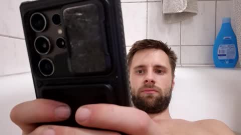 julia_official online show from February 11, 2026, 9:20 pm