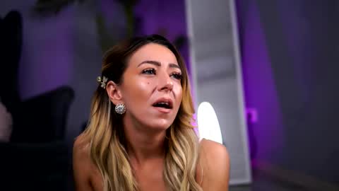 Julia online show from December 19, 2025, 4:19 am