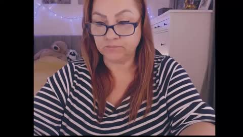 julialiones online show from November 23, 2025, 2:28 pm