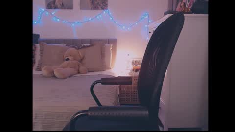 julialiones online show from February 19, 2026, 4:14 pm