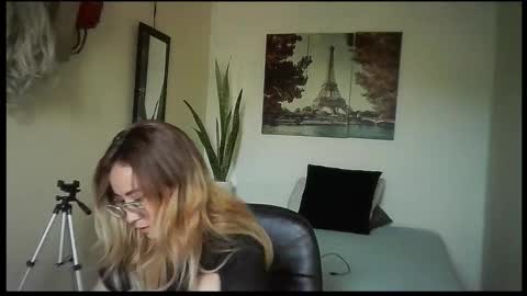 JuliaMack online show from October 27, 2025, 9:52 pm