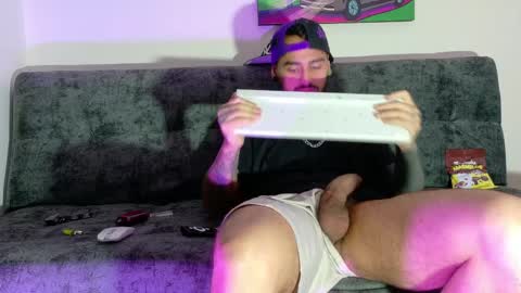 Julian independent model online show from April 5, 2026, 8:44 am