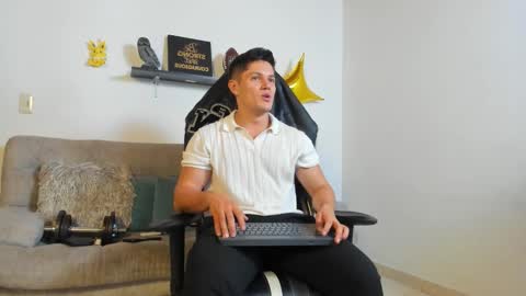 julian_wallace online show from October 13, 2025, 12:54 am