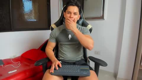 julian_wallace online show from February 25, 2026, 8:18 pm