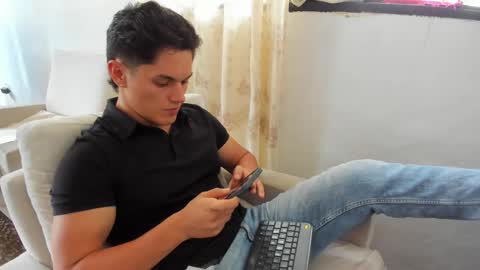 julian_wallace1 online show from May 26, 2026, 6:15 pm